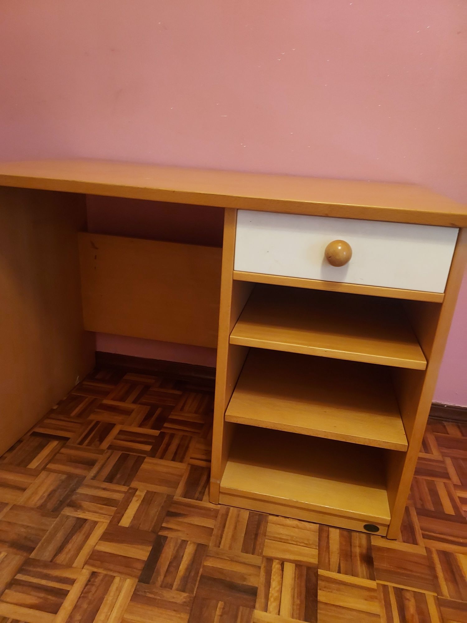 Cama dupla, escrivaninha e móvel em madeira e muito bom estado.