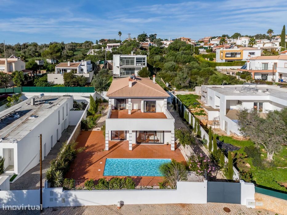 Moradia T4 com Piscina no Monte Canelas, Portimão