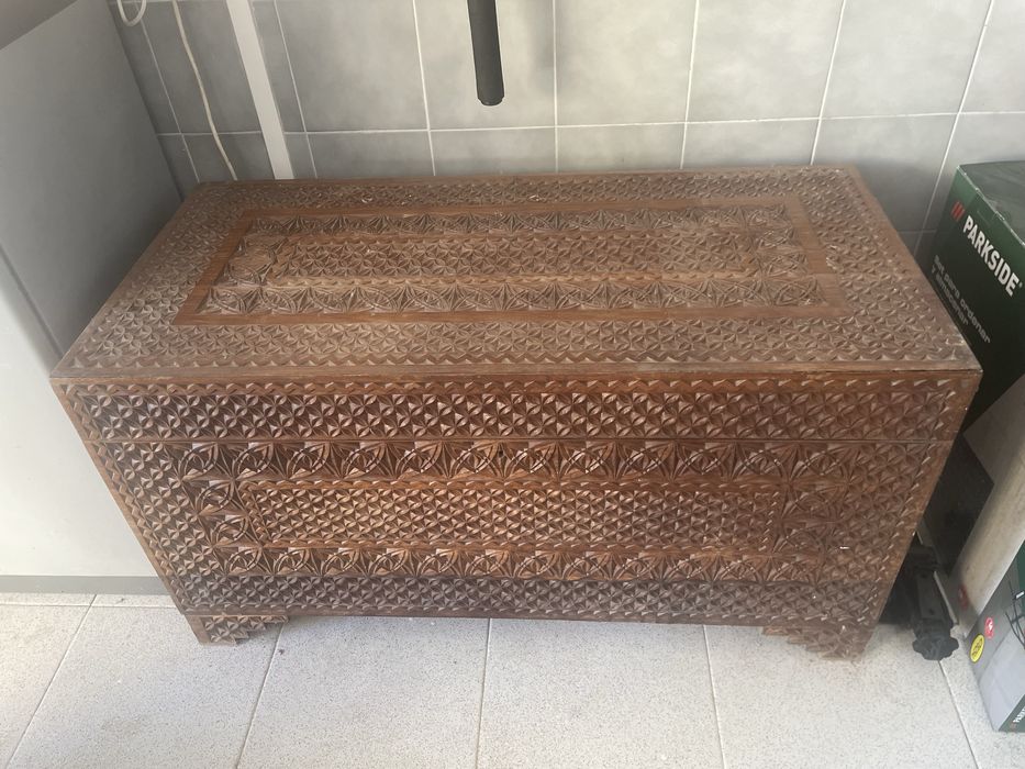 Bau de pau preto antigo
