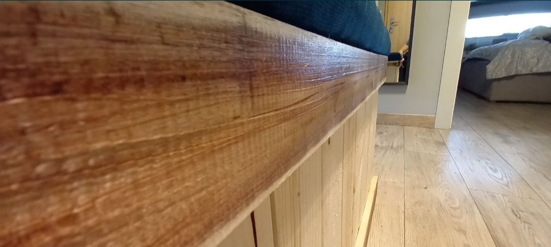 Piekna skrzynia drewniana do siedzenia