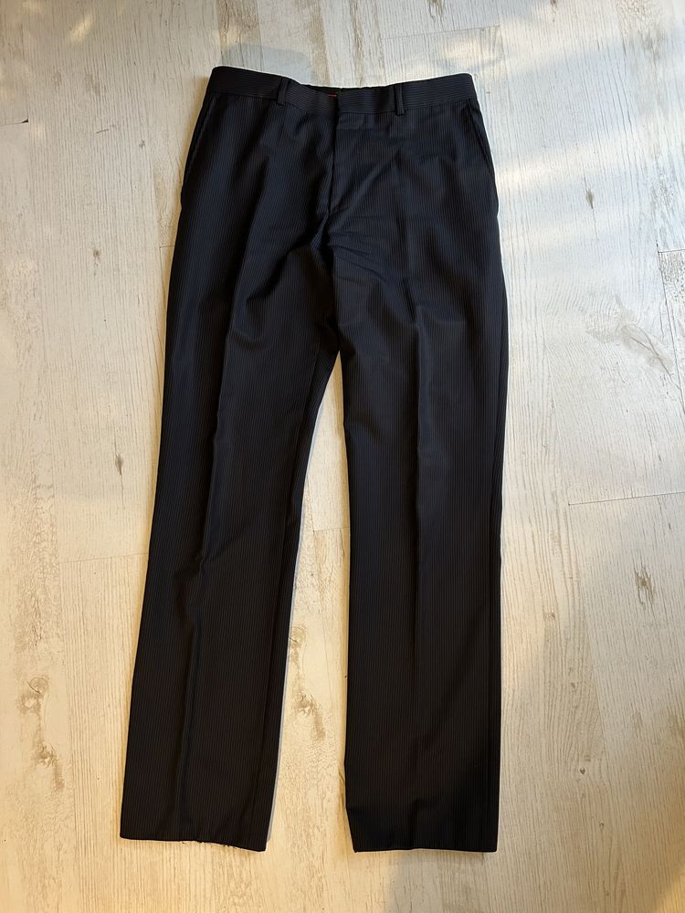 garnitur Hugo Boss r 98 czyli L/XL czarny  w paseczki