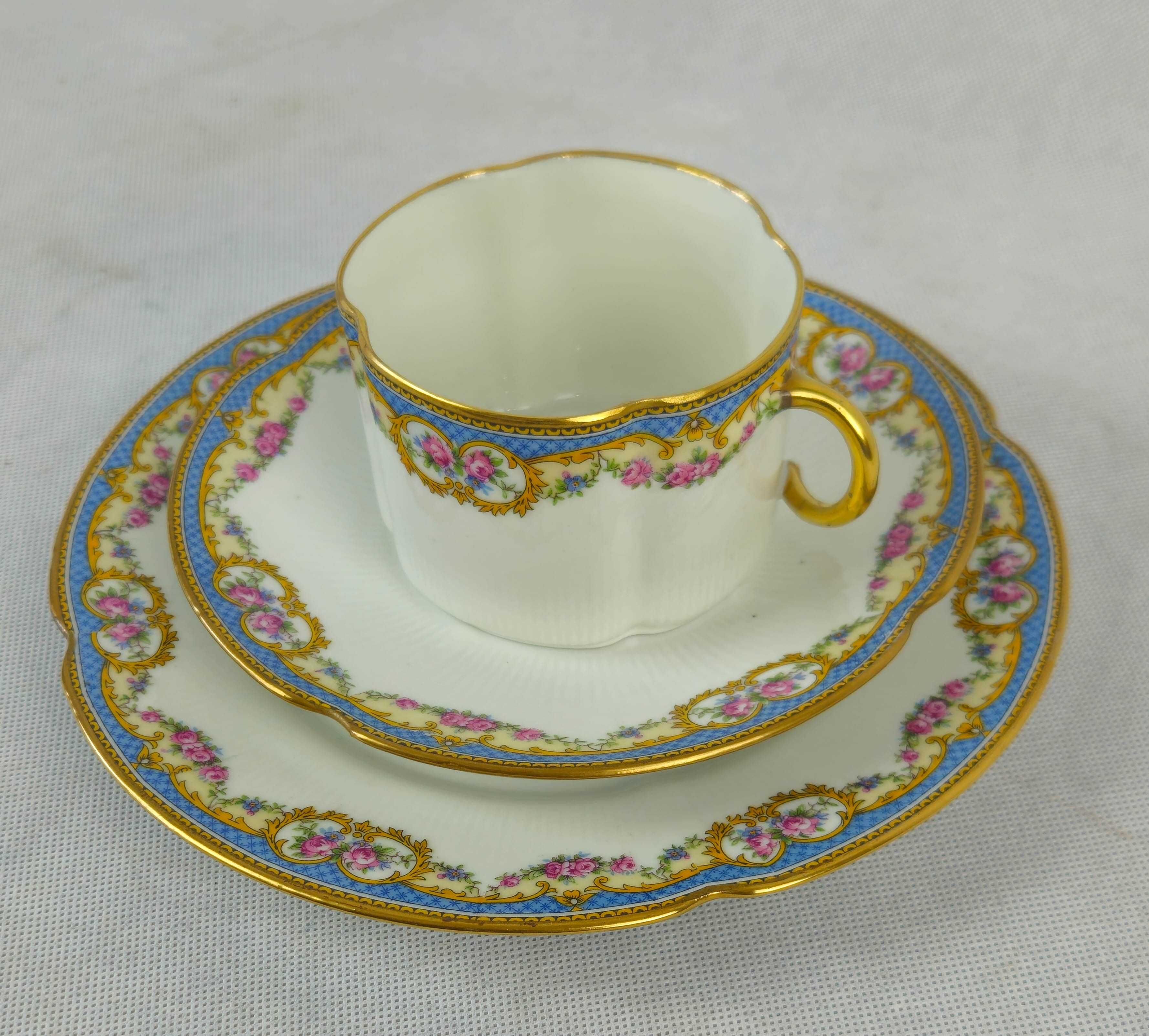 Piękna filiżanka z białej porcelany sygnatura LIMOGES