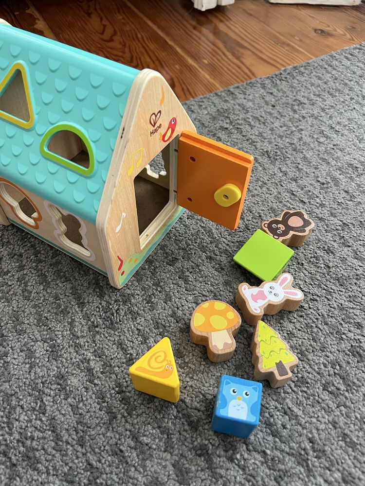 Caixa encaixe bebé Hape 2-4 anos