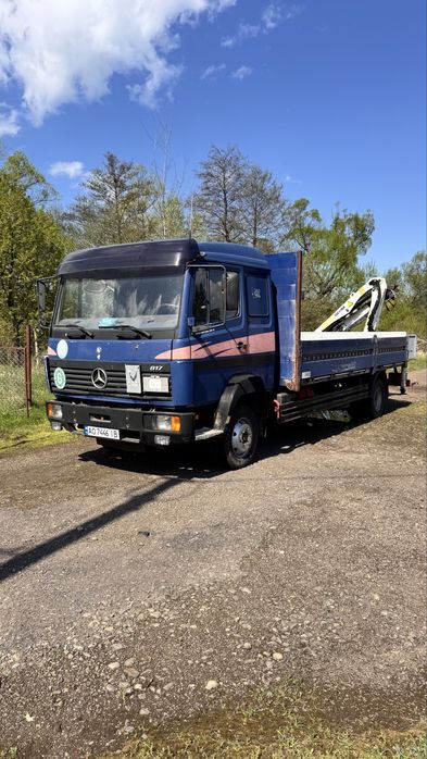 Автомобіль з краном маніпулятором