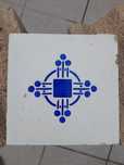 Azulejo em azul com desenho geométrico