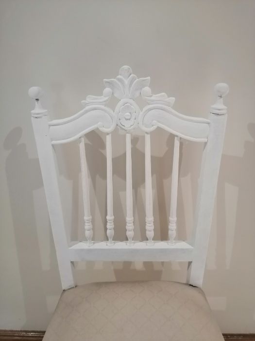Cadeira antiga estofada pintada em branco