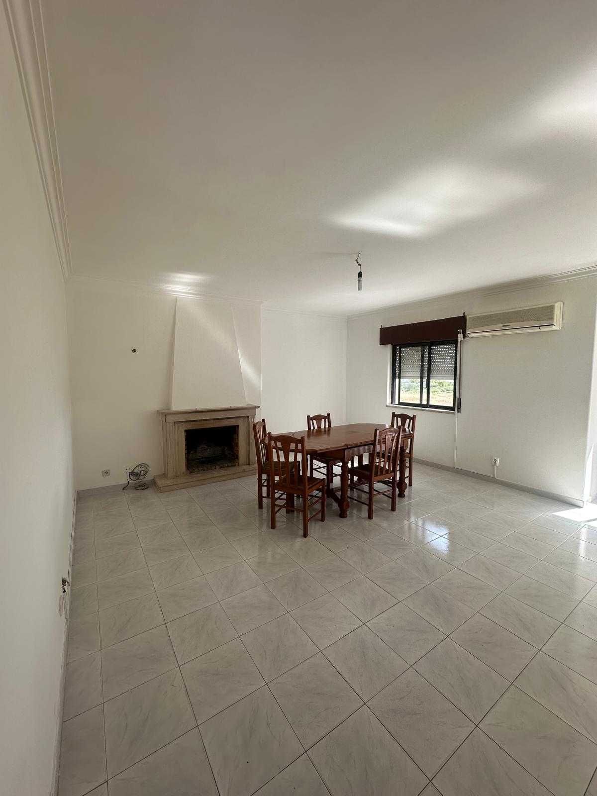 Apartamento T2 com Garagem Varge Mondar