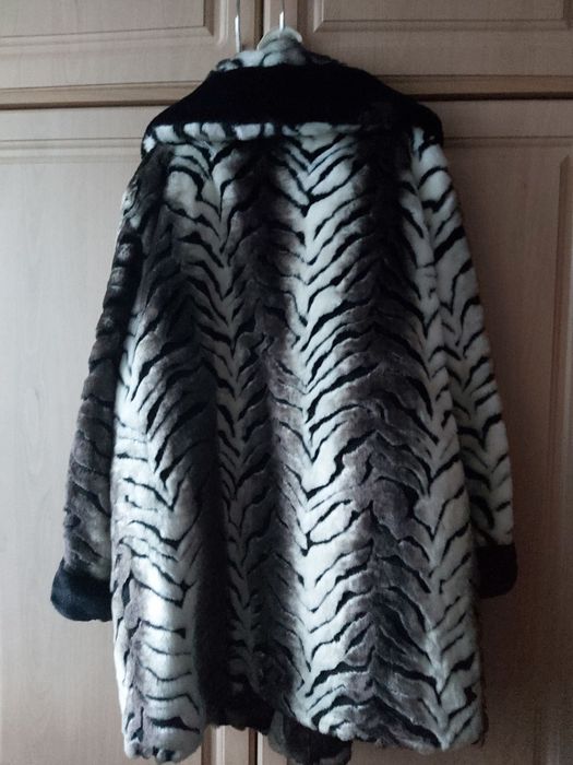 Шуба штучна в гарному стані