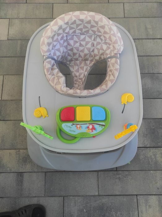 Chodzik dla dziecka z konsolą grającą