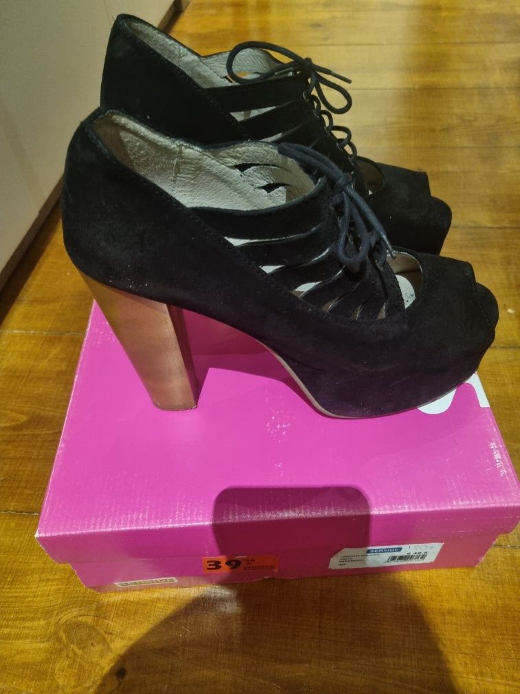 Sapatos de salto alto pretos
