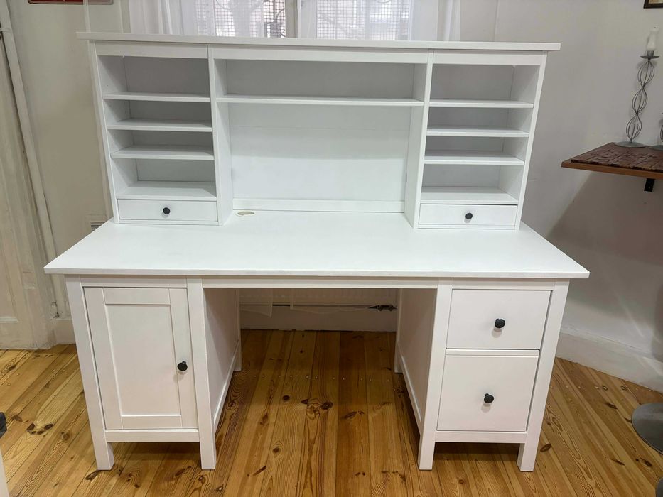 Białe biurko Ikea Hemnes z nastawką