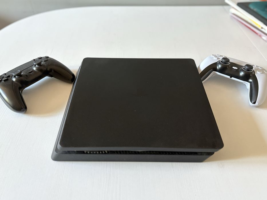 Sony PlayStation 4 Slim 500 GB (CUH-2116A) + 2 pady