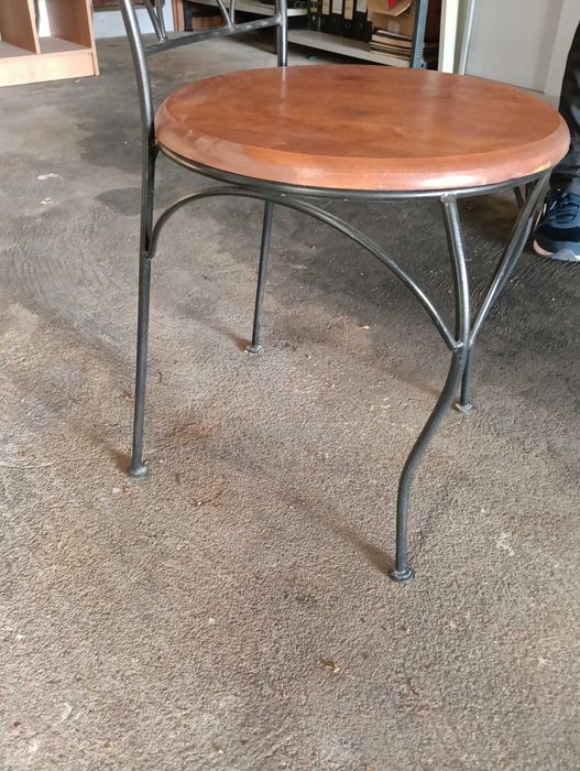 Cadeira de Ferro com tampo de madeira