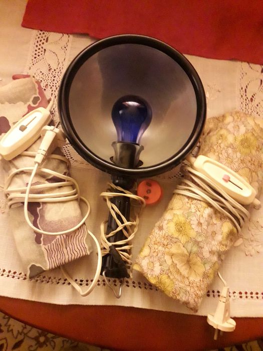 Синя лікувальна лампа та електричні грілки.