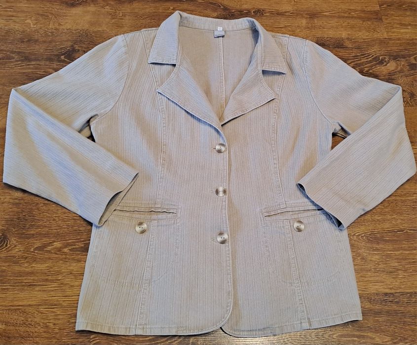 B.ładny żakiet, marynarka