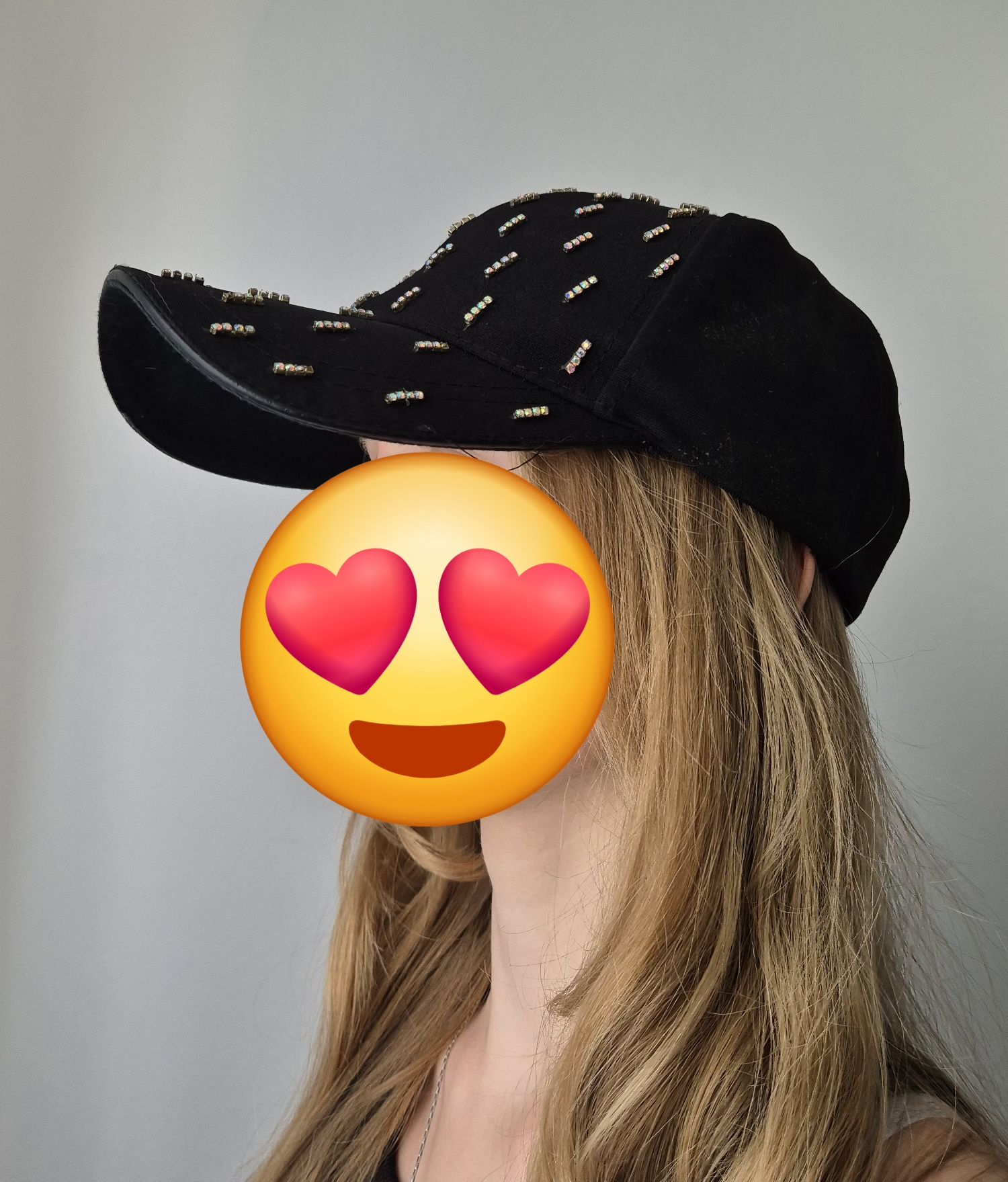 Piękna czapka z daszkiem,  czarna z cekinami