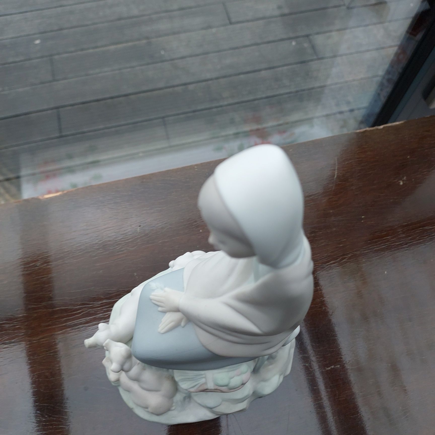 Porcelanowa figurka NAO pani z prosiakami w macie