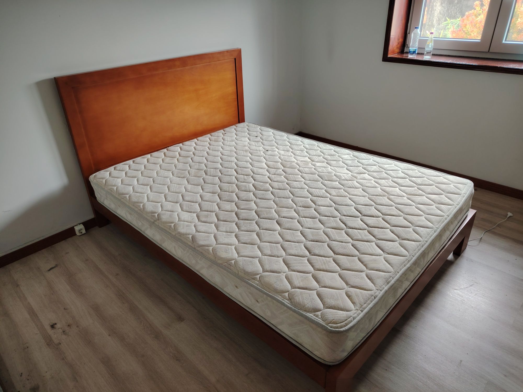 Cama de casal com estrado e colchão