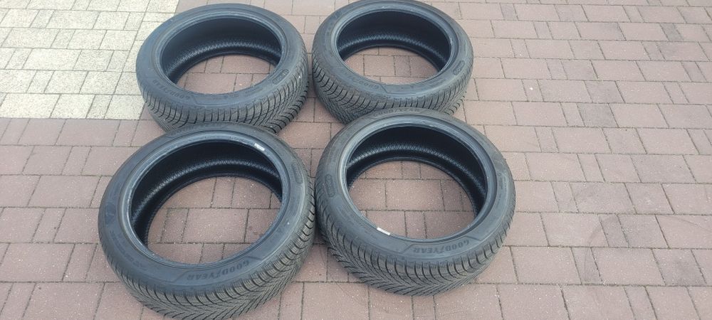 Opony Goodyear Ultragrip Performance 3 235/45 R18