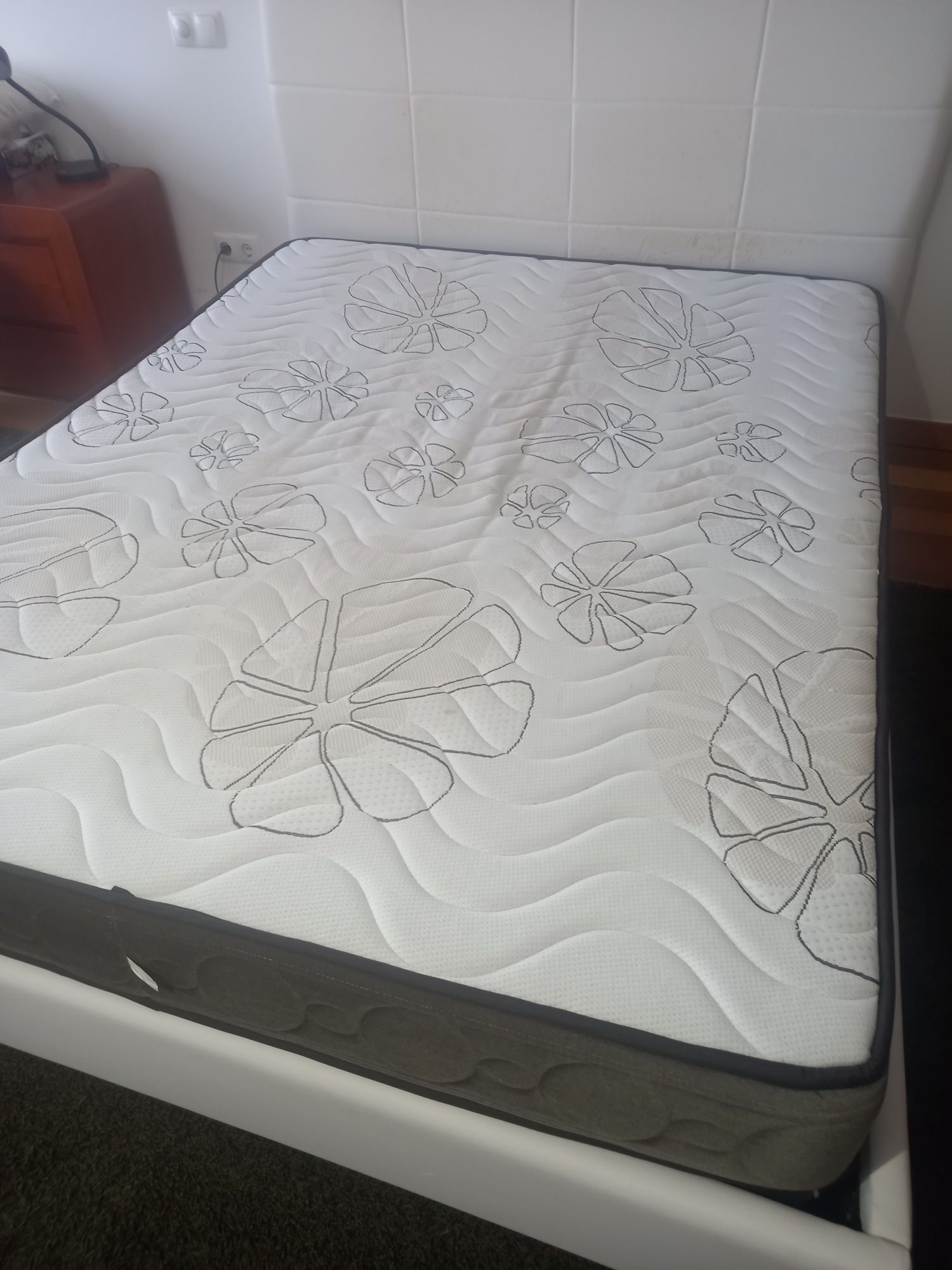 Cama de casal em pele sintética