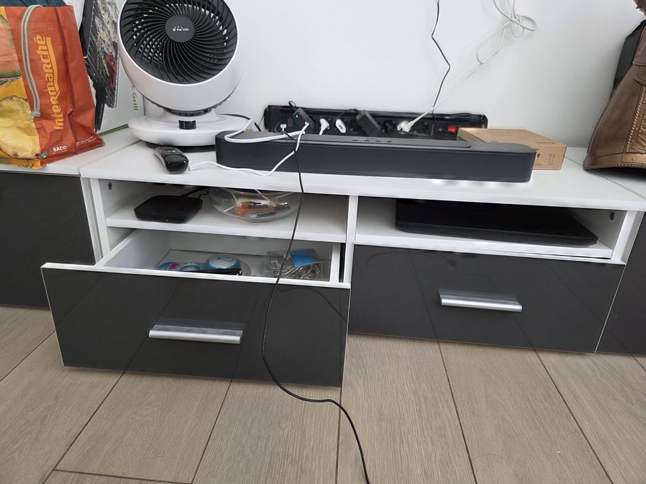 Móvel de sala com módulos suspensos e base – alto brilho preto e branc