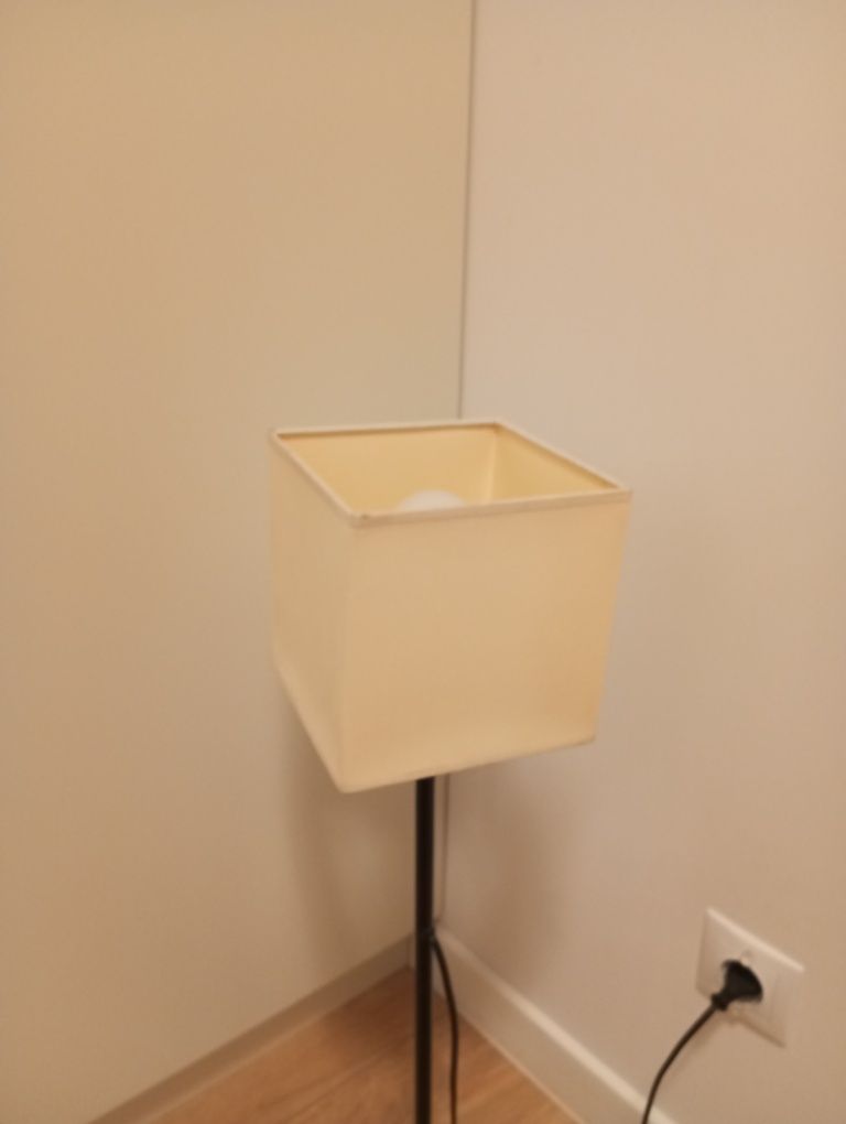 Lampka nocna czarny stelarz