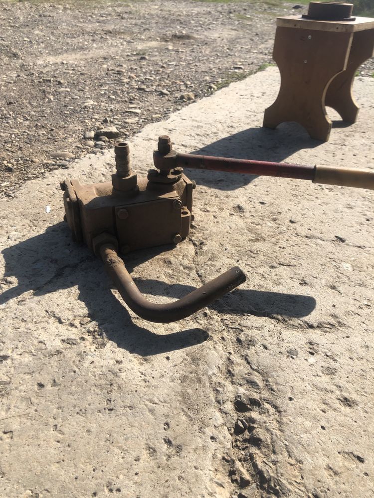 Ручний насос від бензовоза