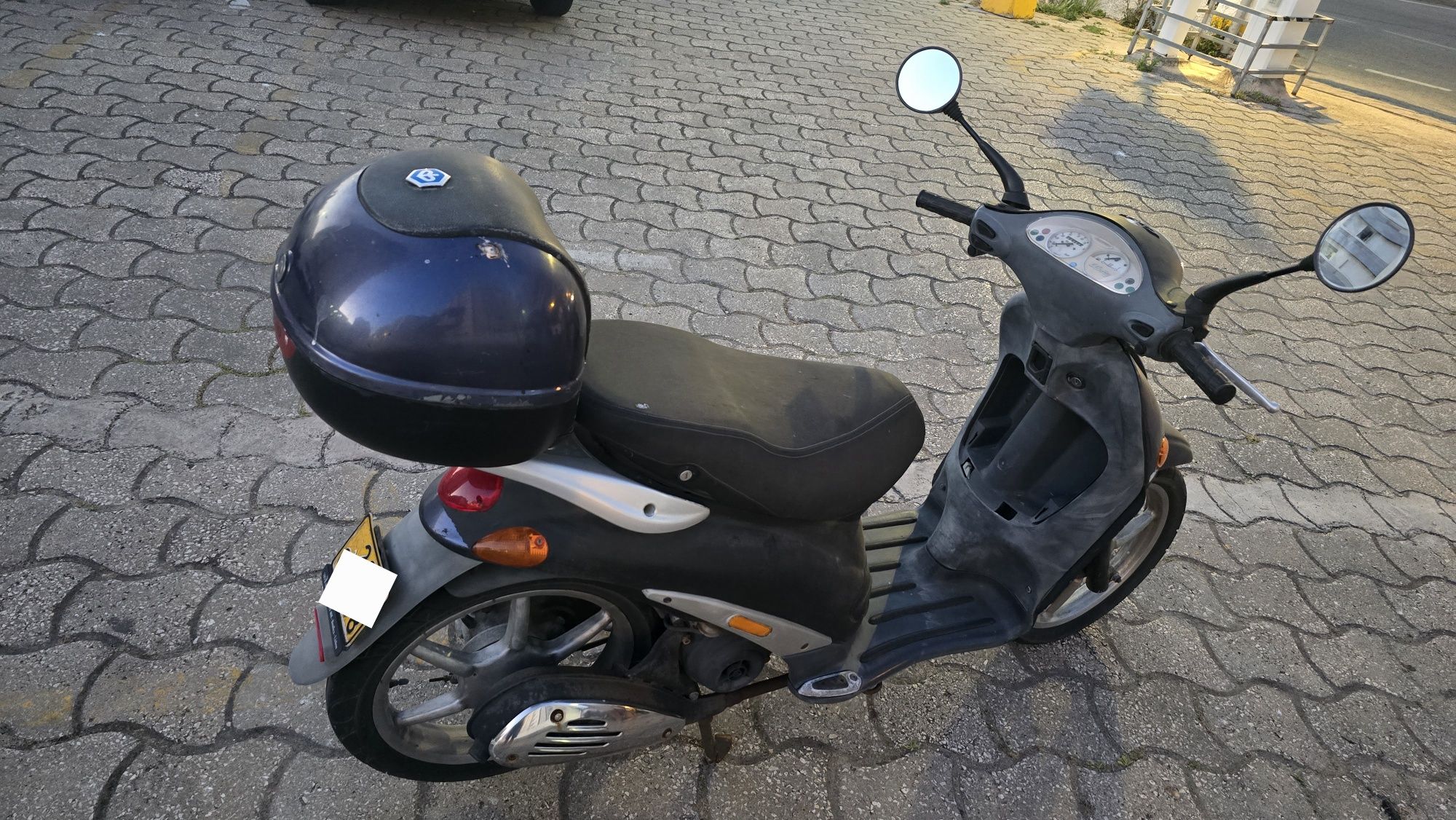 Moto Piaggio 50cc com baú