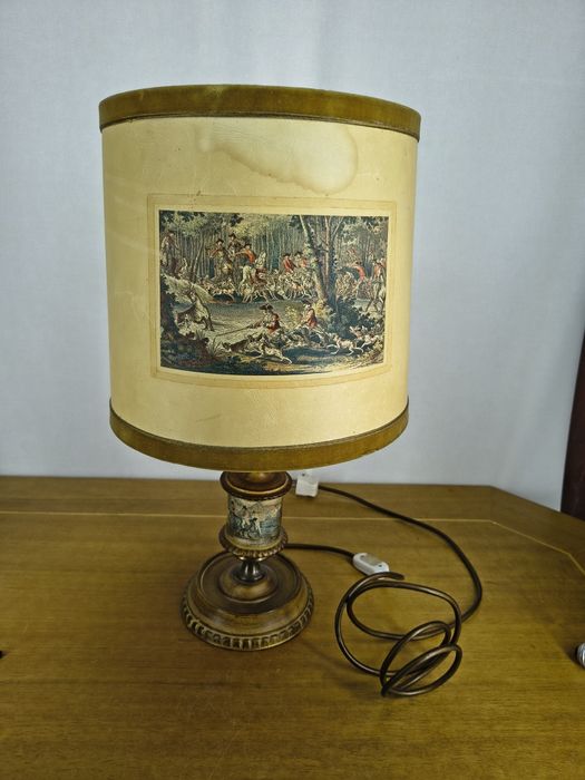 Stylowa lampa stołowa vintage z motywem myśliwskim