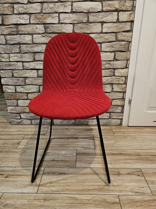 Designerskie krzesło Iker – powystawowe, czerwone
