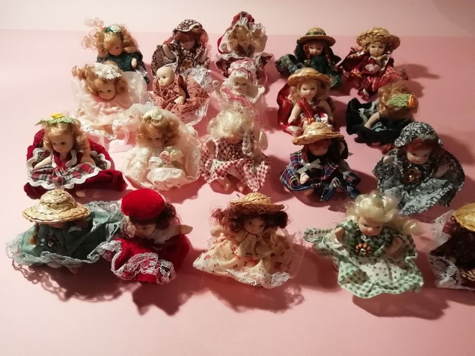 Pequenas bonecas de coleção antigas