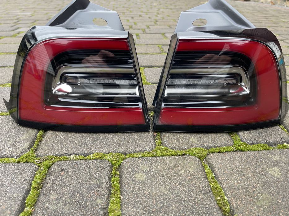 Стопи задні праві і ліві Tesla Model 3