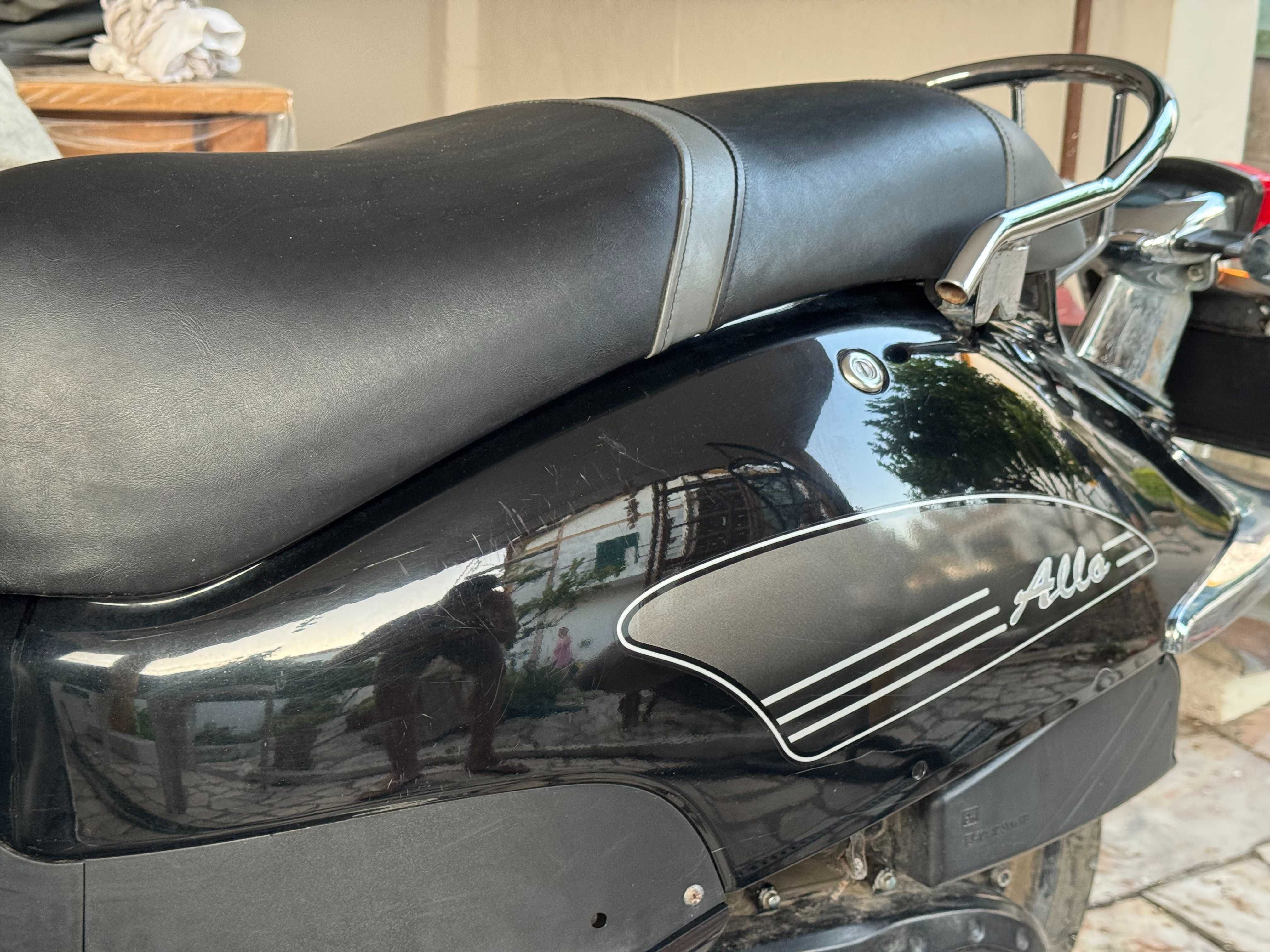 (Scooter) SYM Allo 50cc – Apenas 3 800 km! + capacete e capa