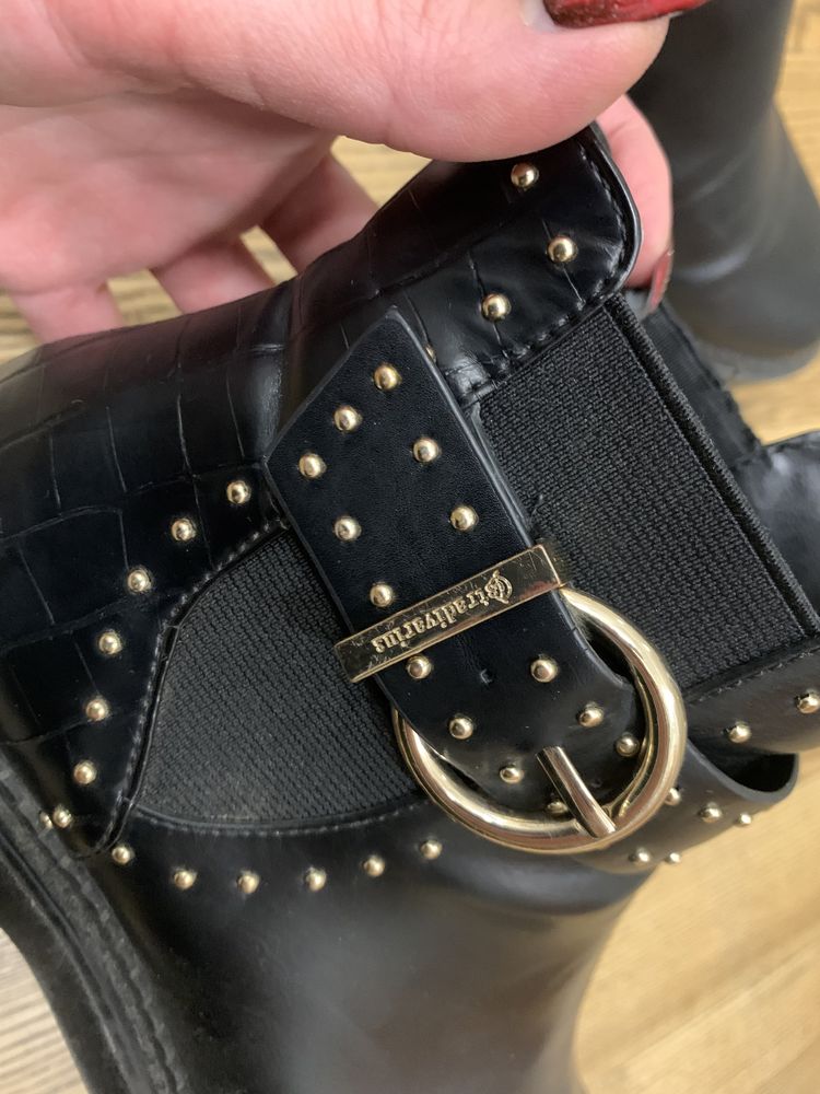 Czarne sztyblety Stradivarius 38 złote nity klamra ocieplane botki