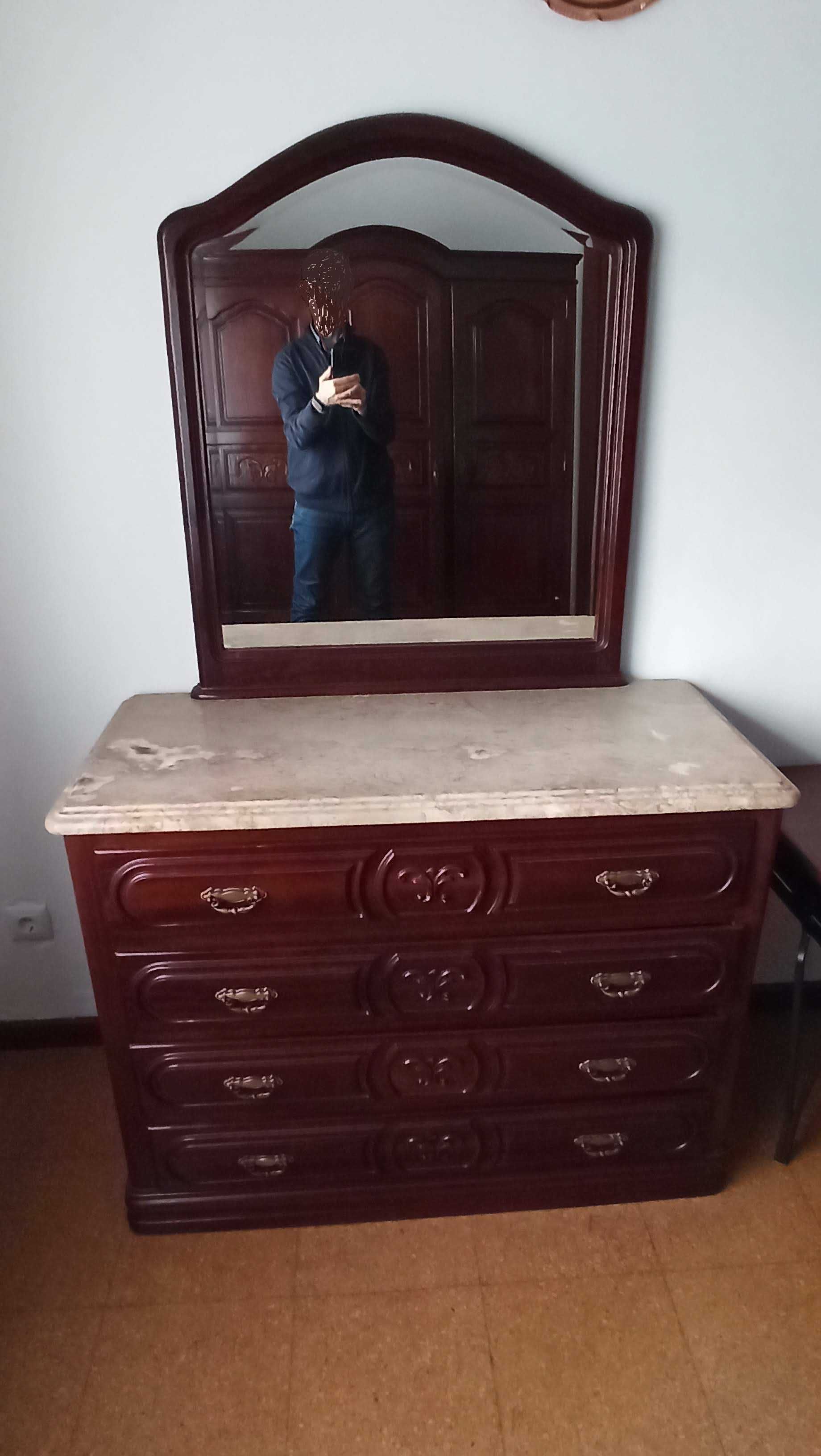 URGENTE - Cómoda em madeira maciça, com espelho