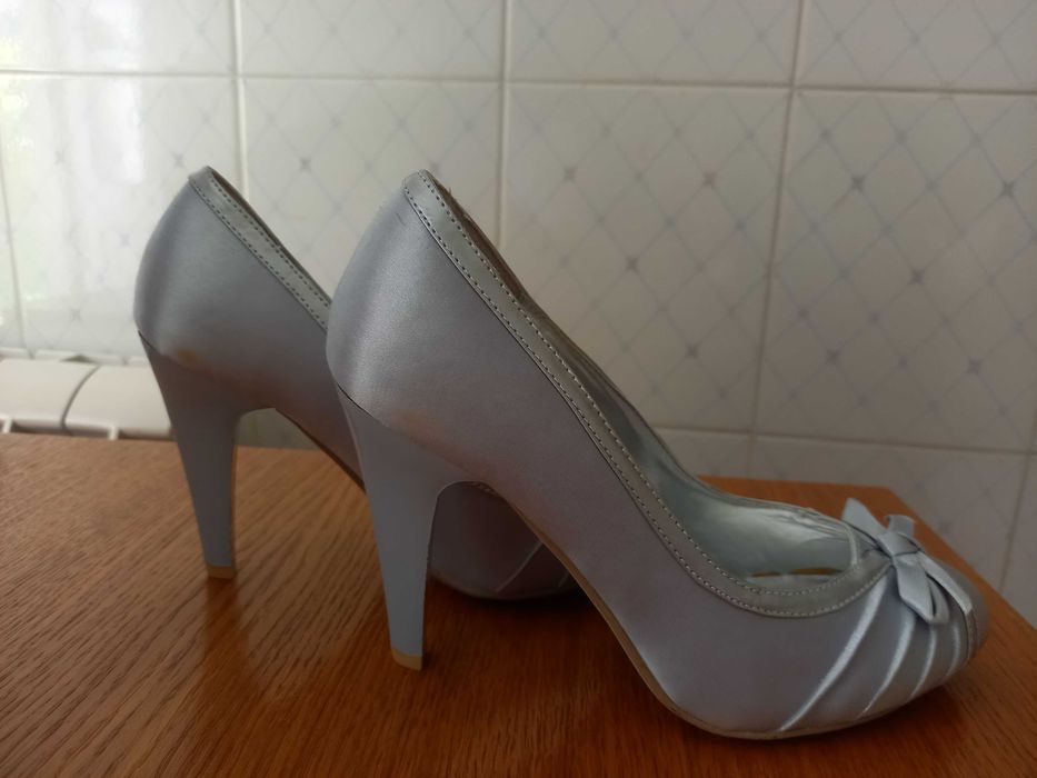 Sapatos cinzentos de cerimónia