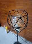 Lampa podlogowa z ażurowym kloszem i żarówką