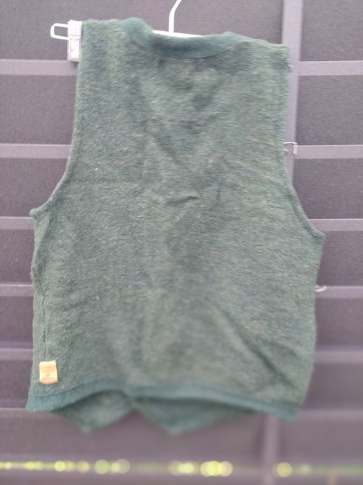 Шерстяная жилетка бутылочного цвета размер М