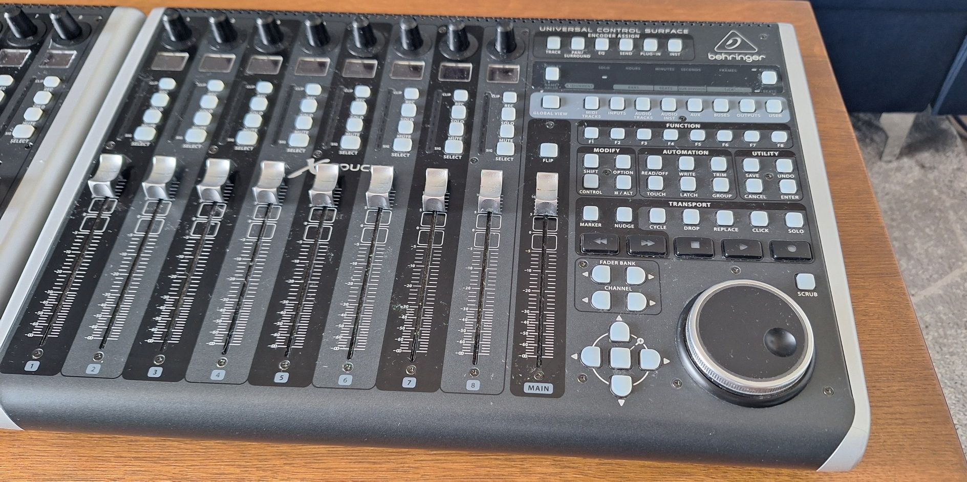 Behringer X-TOUCH - Kontroler, konsola + Extender