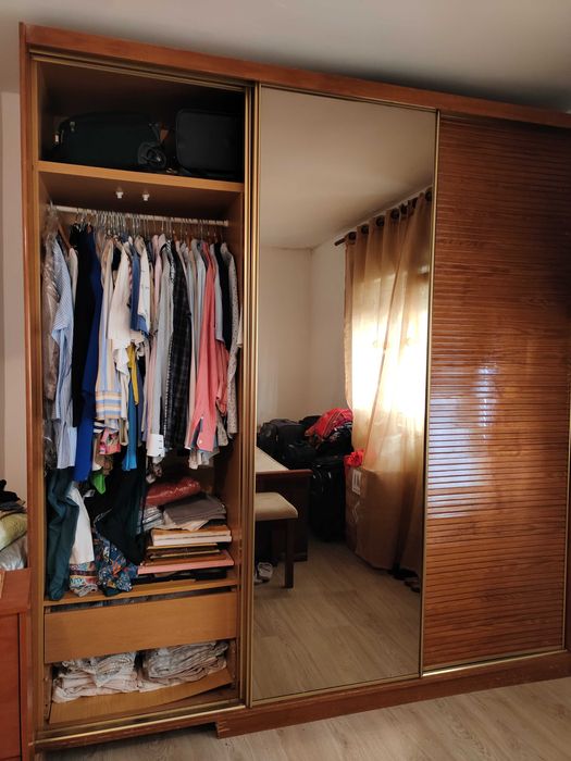 Guarda-Roupa com portas deslizantes em bom estado
