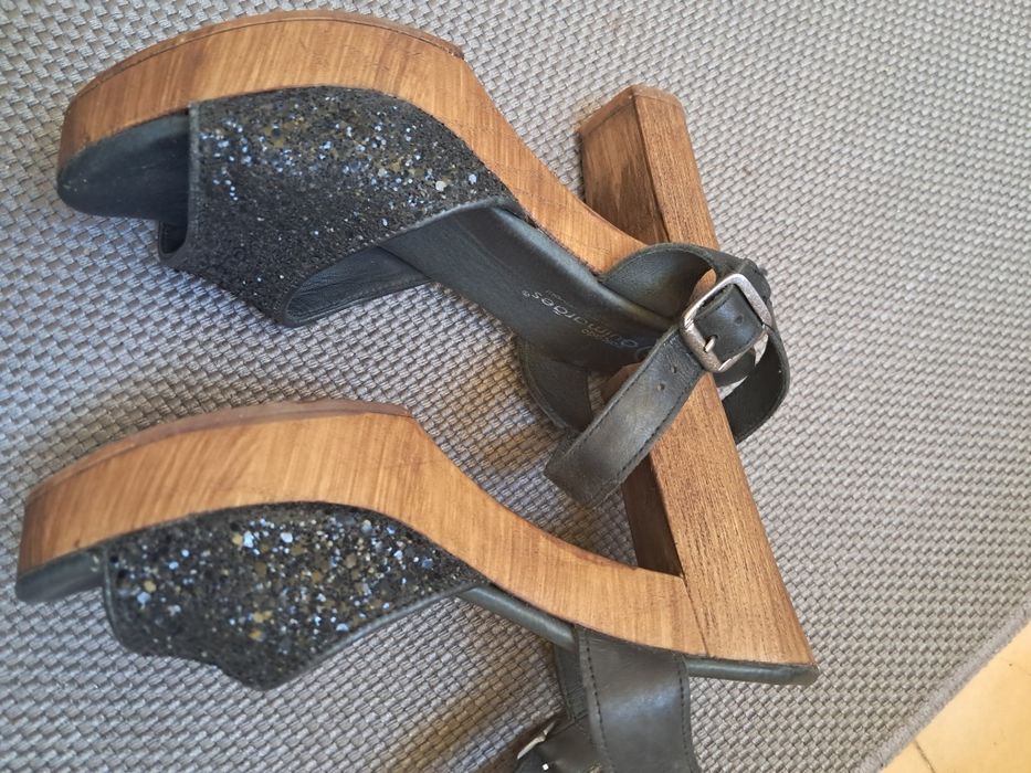 Sandalias em pele e madeira