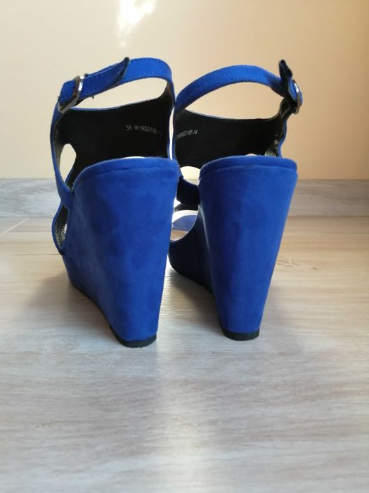 Nowe kobaltowe buty na koturnie