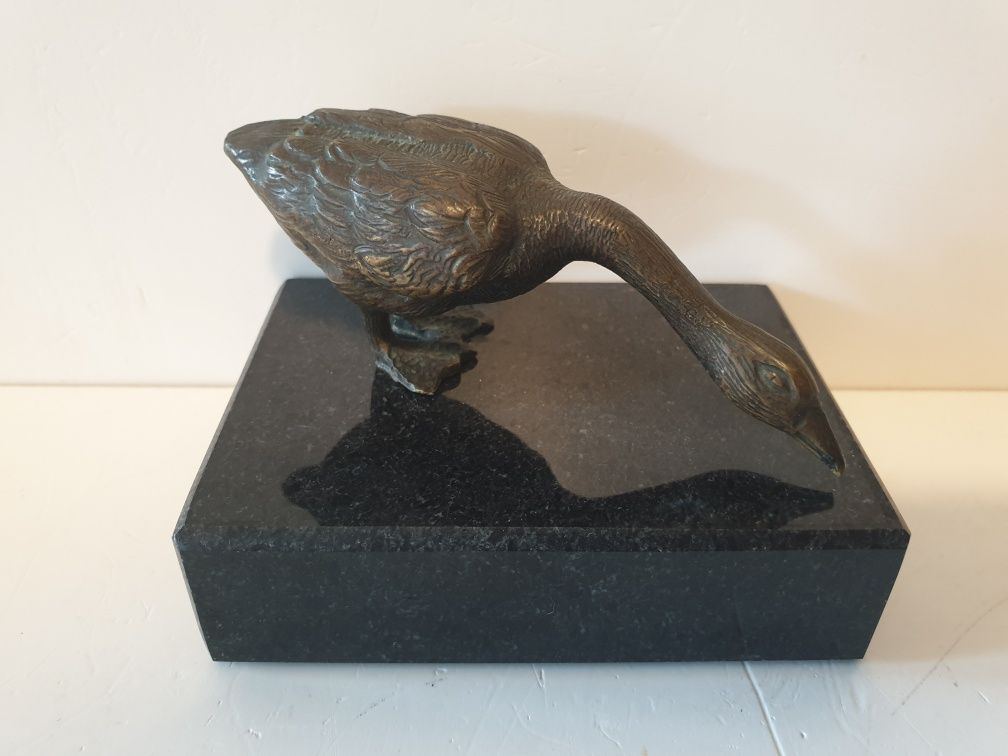 Antiga escultura de um pato ganso em bronze com base em mármore