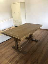 Masywny stoł drewniany