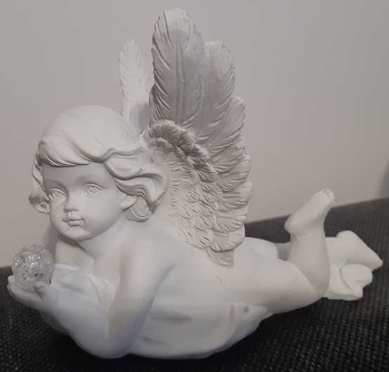 Anioł biały, aniołek leżący z kulą LED na baterie