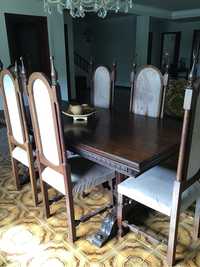 Conjunto mesa de jantar e seis cadeiras
