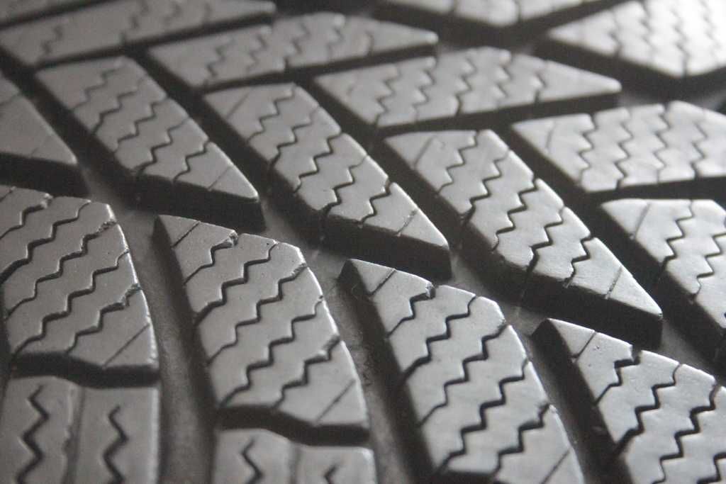 245/45/18 Bridgestone Blizzak LM005 245/45 R18 100V XL