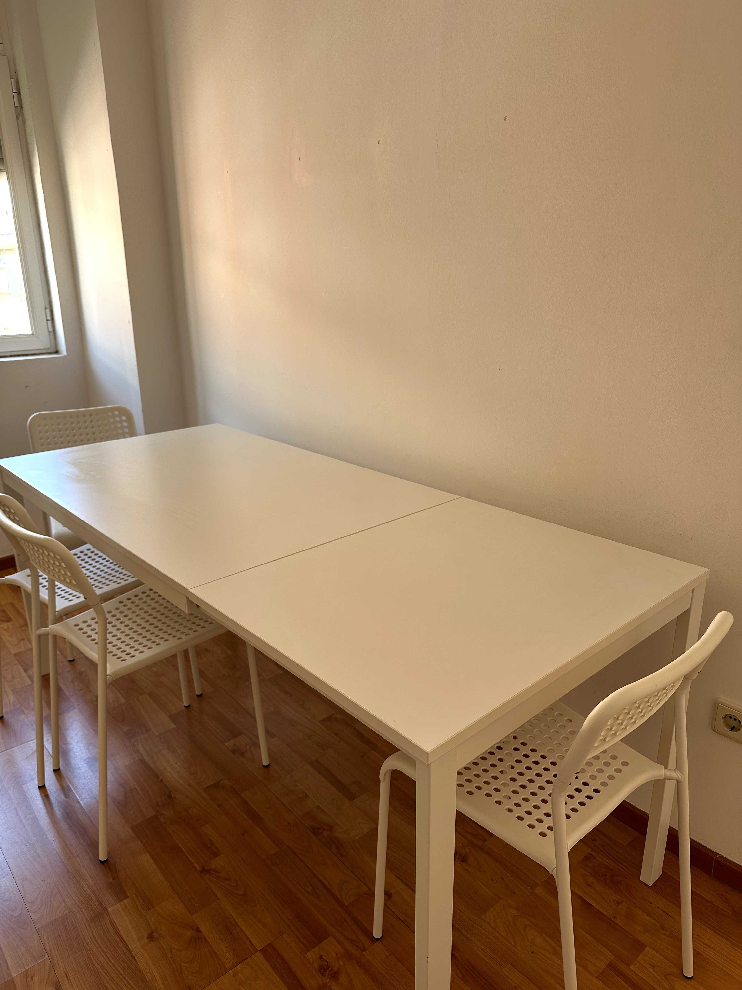 Mesa Vangsta extensível IKEA e 4 cadeiras