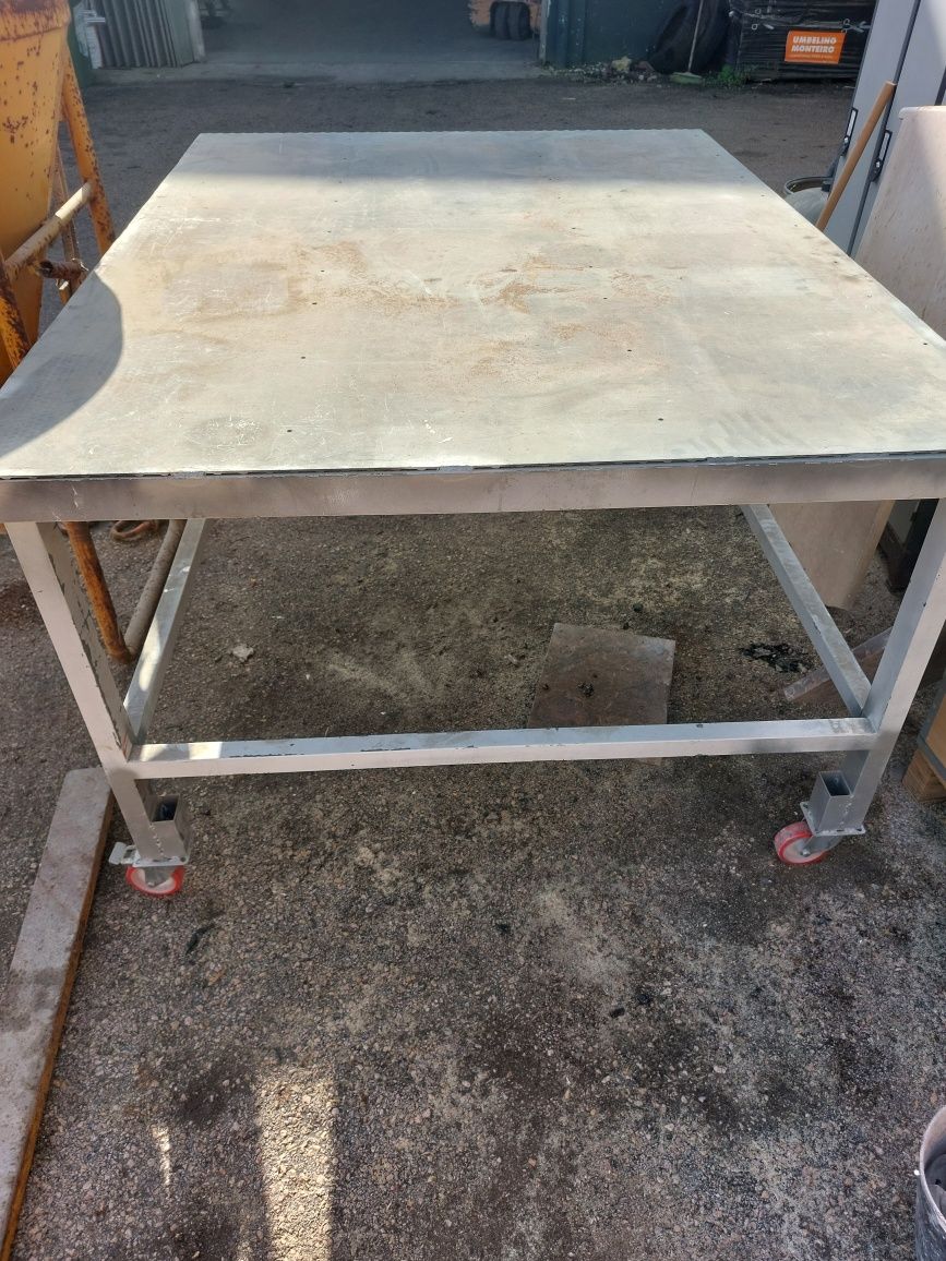 Mesa em ferro com rodas 180 x 137 x 93