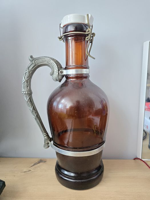 Stara butelka po piwie z ozdobnym uchwytem